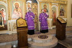 В храме