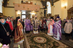 В храме